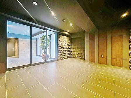 「エントランス」マンションのエントランスなど共有部分は、清掃が行き届いており、キレイな状態です。管理体制がしっかりしているからこそ。