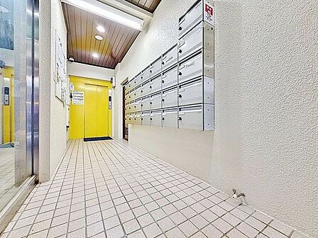 「エントランス」マンションのエントランスなど共有部分は、清掃が行き届いており、キレイな状態です。管理体制がしっかりしているからこそ。