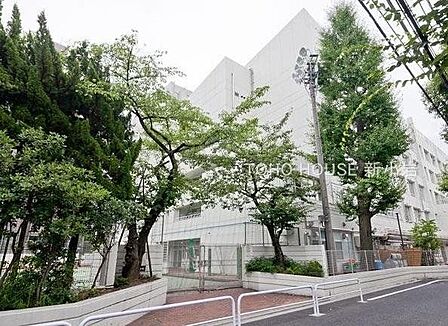 徒歩3分。台東区立柏葉中学校 230m