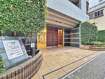 「エントランス」マンションのエントランスなど共有部分は、清掃が行き届いており、キレイな状態です。管理体制がしっかりしているからこそ。