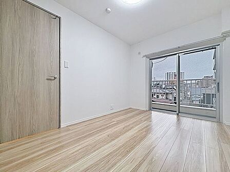 「バルコニーに面した居室」主寝室は十分な広さに加えて、快適に目覚められるよう、大きな採光窓を設けました。