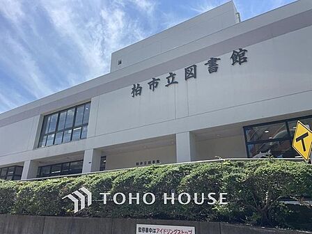 徒歩4分。柏市立図書館 320m