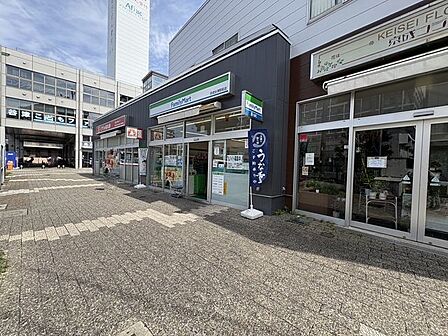 徒歩7分。ファミリーマート京成谷津駅前店 530m