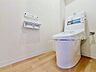 トイレ：「温水洗浄便座付きトイレ」トイレは快適な温水洗浄便座付です。清潔感のあるホワイトで統一しました。いつも清潔な空間であって頂けるよう配慮された造りです。