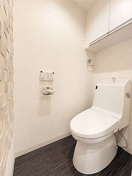 「温水洗浄便座付きトイレ」トイレは快適な温水洗浄便座付です。清潔感のあるホワイトで統一しました。いつも清潔な空間であって頂けるよう配慮された造りです。