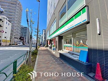徒歩4分。ファミリーマート 清澄白河駅前店 300m