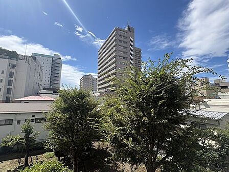 「眺望」穏やかな街並みを一望しながら、爽やかな風と柔らかく降り注ぐ陽光を感じて頂けます。