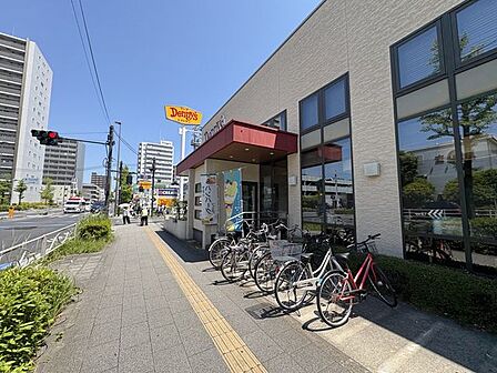 徒歩2分。デニーズ梅島店 100m