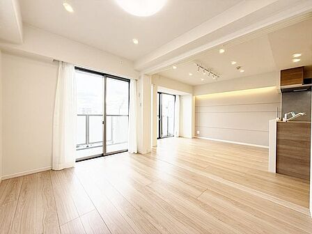 「南西向き。陽当り良好。」大きな窓辺からの日差しが暖かい室内は、自然と住まう人の気分も明るくなり、リビングでの素敵なワンシーンが演出されます。