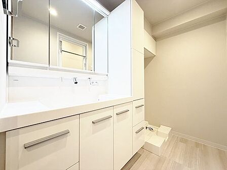「シャワー機能付き」機能性に富んだ三面鏡と使い勝手の良い収納を完備した洗面台を設置。洗濯機置場も完備し、大変充実しております。