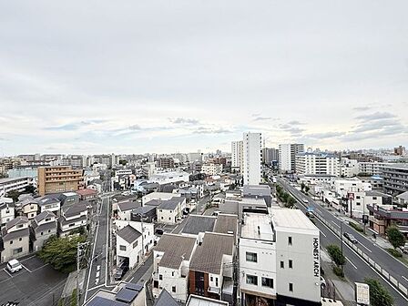 「10階の眺望」頬をなでる優しい風を感じることが出来るバルコニー。つい深呼吸をしたくなる気持ちの良い眺望はこのお部屋の自慢です。もちろんお洗濯物を干すスペースとしても十分な広さがあります。