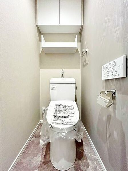 「温水洗浄便座付きトイレ」トイレは快適な温水洗浄便座付です。清潔感のあるホワイトで統一しました。いつも清潔な空間であって頂けるよう配慮された造りです。