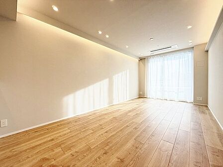 「南西向きリビング。陽当り良好。」大きな窓辺からの日差しが暖かい室内は、自然と住まう人の気分も明るくなり、リビングでの素敵なワンシーンが演出されます。