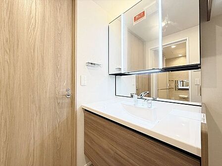 「洗面台」大きな鏡で朝の準備もばっちり。収納も多く、洗剤など日用品の保管にも便利です。