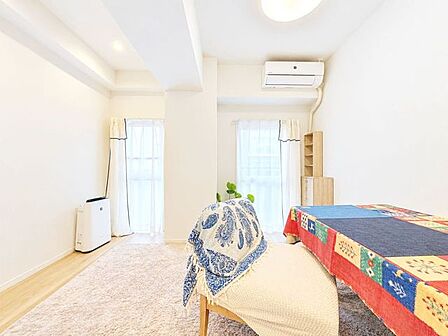 「角部屋×陽当り良好。」大きな窓辺からの日差しが暖かい室内は、自然と住まう人の気分も明るくなり、リビングでの素敵なワンシーンが演出されます。