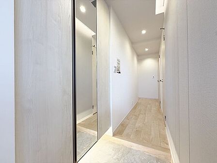 「玄関」家の中でお客様を迎える最初の場所である玄関。豊富な玄関収納で、常に綺麗に保つことが出来ます。