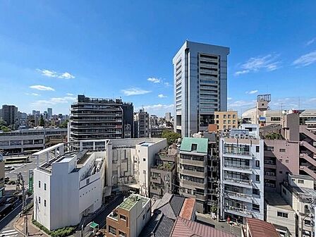 「10階からのの眺望」日々の生活にゆとりと心地良さをもたらしてくれる眺望のお部屋。ここに住まう方にのみ許される憩いの場所です。