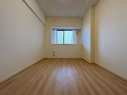 「明るい居室」主寝室は十分な広さに加えて、快適に目覚められるよう、大きな採光窓を設けました。