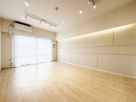 「西向き。陽当り良好。」大きな窓辺からの日差しが暖かい室内は、自然と住まう人の気分も明るくなり、リビングでの素敵なワンシーンが演出されます。