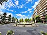 エントランス：「エントランス入口」植栽もお手入れがしっかりとされており、美しい外観のポイントになっています。
