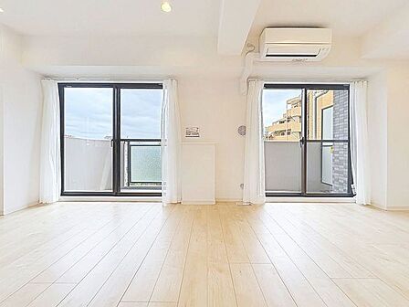 「南東向き。陽当り良好。」大きな窓辺からの日差しが暖かい室内は、自然と住まう人の気分も明るくなり、リビングでの素敵なワンシーンが演出されます。