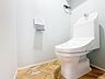 トイレ：「温水洗浄便座付きトイレ」トイレは快適な温水洗浄便座付です。清潔感のあるホワイトで統一しました。いつも清潔な空間であって頂けるよう配慮された造りです。