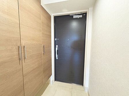 「防犯・ダブルロック玄関ドア」家の中でお客様を迎える最初の場所である玄関。豊富な玄関収納で、常に綺麗に保つことが出来ます。