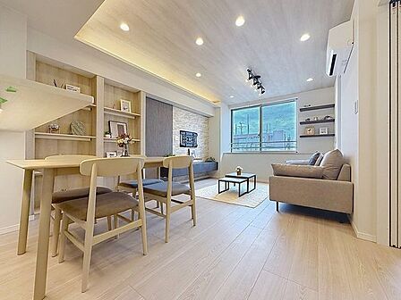 「南向き。陽当り良好。」大きな窓辺からの日差しが暖かい室内は、自然と住まう人の気分も明るくなり、リビングでの素敵なワンシーンが演出されます。