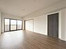 リビング/ダイニング：「南向き。陽当り良好。」大きな窓辺からの日差しが暖かい室内は、自然と住まう人の気分も明るくなり、リビングでの素敵なワンシーンが演出されます。
