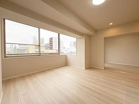 「西向き。陽当り良好。」大きな窓辺からの日差しが暖かい室内は、自然と住まう人の気分も明るくなり、リビングでの素敵なワンシーンが演出されます。