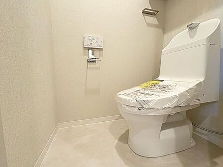 「温水洗浄便座付きトイレ」トイレは快適な温水洗浄便座付です。清潔感のあるホワイトで統一しました。いつも清潔な空間であって頂けるよう配慮された造りです。
