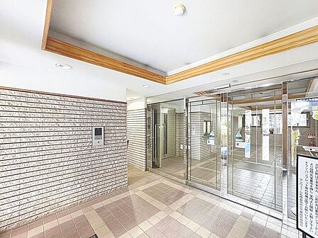 「エントランス」マンションのエントランスなど共有部分は、清掃が行き届いており、キレイな状態です。管理体制がしっかりしているからこそ。