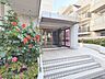 エントランス：「エントランス入口」植栽の緑がアプローチや広い敷地のところどころに癒しの空間を演出。
