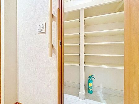 「シューズインクローク」家族みんなで使えるシューズインクロークを設置。靴は勿論、スポーツ用品やおもちゃ・お掃除用具も収納できます。土足でご使用頂けるのも使い易さのポイントです。
