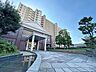 エントランス：「エントランス前」植栽の緑がアプローチや広い敷地のところどころに癒しの空間を演出。