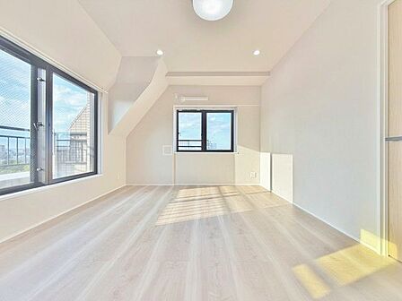 「西向き。陽当り良好。」大きな窓辺からの日差しが暖かい室内は、自然と住まう人の気分も明るくなり、リビングでの素敵なワンシーンが演出されます。