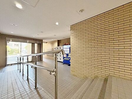 「エントランス入口」気品を感じることのできるエントランス部分。手すり付き階段など、様々な居住者様への配慮がなされているので、安心して快適にお使いいただけます。