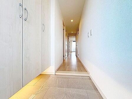 「玄関」家の中でお客様を迎える最初の場所である玄関。豊富な玄関収納で、常に綺麗に保つことが出来ます。
