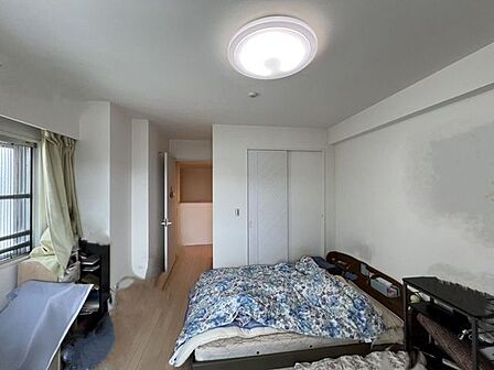 上の階の南側の洋室!9.2帖+ウォークインクローゼットのあるお部屋です!2面採光で明るく風通し良好です!