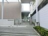 周辺：港区立三田中学校 徒歩8分。 610m