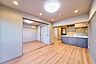 リビング/ダイニング：清潔感のある明るいフローリングがお部屋に馴染み、心地よい空間を演出します。