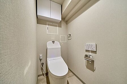 トイレの上部には収納付き。トイレットペーパー等、買い置きもしやすそうです。