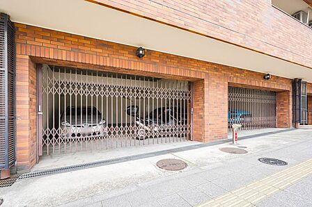 屋根付きの駐車場です。※空き状況は担当までご確認くださいませ。