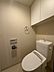 トイレ：トイレは温水洗浄便座付です。トイレの上部には収納付。トイレットペーパー等、買い置きもしやすそうです。