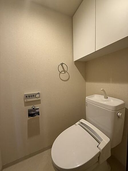 トイレは温水洗浄便座付です。トイレの上部には収納付。トイレットペーパー等、買い置きもしやすそうです。
