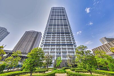 外観:アルド・ロッシ建築事務所によるデザイン設計監修。洗練された佇まいが魅力のタワーレジデンス。 外観:アルド・ロッシ建築事務所によるデザイン設計監修。洗練された佇まいが魅力のタワーレジデンス。