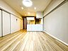 リビング/ダイニング：角住戸で南西の開口部があり、開放感がございます。エアコン新規設置（3台）