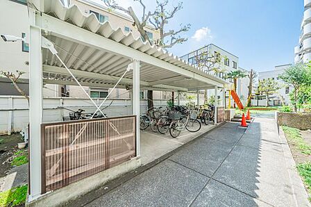 きちんと整頓された自転車置き場。管理状態の良さがうかがえます。※空き状況については担当者までご確認ください。