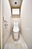 トイレ：トイレの上部には収納付き。トイレットペーパー等、買い置きもしやすそうです。