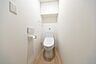 トイレ：トイレの上部には収納付き。トイレットペーパー等、買い置きもしやすそうです。